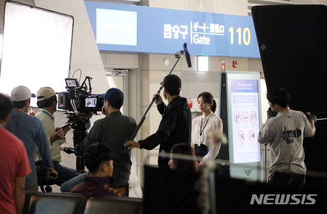 【인천공항=뉴시스】홍찬선 기자 = 지난해 6월 인천공항을 소재로 한 드라마 여우각시별의 촬영 모습. 2019.06.22.(사진=인천공항공사 제공)photo@newsis.com