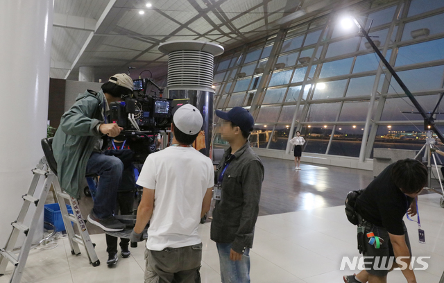 [인천공항=뉴시스]홍찬선 기자 = 지난해 6월 인천공항을 소재로 한 드라마 여우각시별의 촬영 모습. 2019.06.22.(사진=인천공항공사 제공)photo@newsis.com