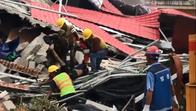 【서울=뉴시스】캄보디아 시아누크빌에서 22일 건설 중이던 건물이 붕괴돼 7명이 숨지고 21명이 부상을 입었다. 사진은 현지언론 크메르타임스 홈페이지에 올라온 현장 동영상 캡처. 2019.06.22.