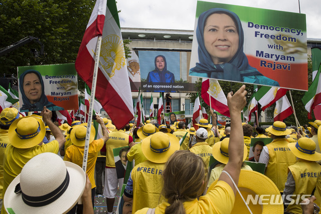 【워싱턴=AP/뉴시스】지난 2019년 6월21일(현지시간) 미 워싱턴 국무부 앞에 모인 시위대가 이란의 정권 교체를 촉구하는 백악관으로의 행진을 앞두고 화면을 통해 이란 반정부단체 ‘무자헤딘 에 할크'(MEK) 지도자 마리암 라자비의 연설을 보고 있다. 2026.03.12