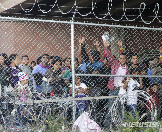 【앨파소( 미 텍사스주)=AP/뉴시스】 텍사스주의 이민 어린이 수용시설에서 올 3월 27일 급식을 기다리는 어린이들.&nbsp; 