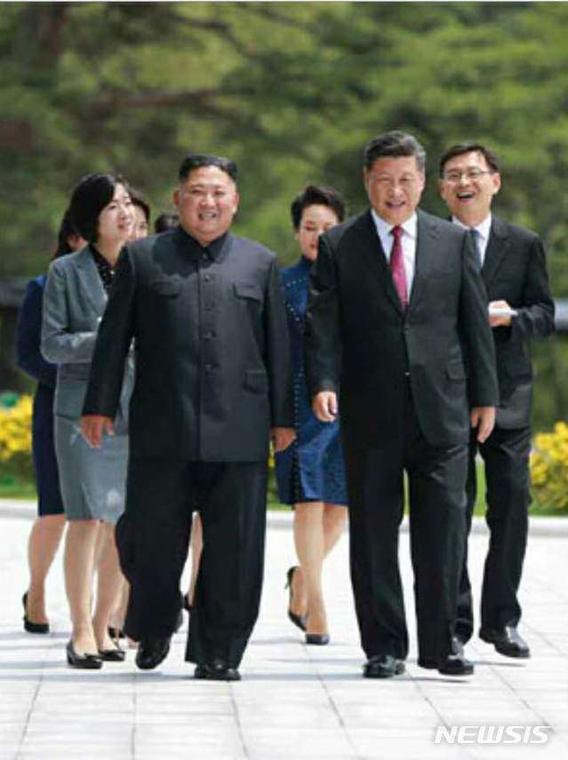 【서울=뉴시스】김정은 북한 국무위원장과 부인 리설주 여사가 21일 시진핑 중국 국가주석, 부인 펑리위안 여사와 함께 금수산영빈관을 산책 하고 있다. 2019.06.22. (출처=노동신문) photo@newsis.com