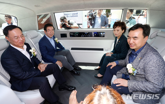 【서울=뉴시스】이영환 기자 = 더불어민주당 윤관석(오른쪽부터 반시계방향으로) 의원, 김현미 국토교통부 장관, 박원순 서울시장, 민원기 과학기술정보통신부 제2차관이 22일 오전 서울 마포구 상암동에서 열린 상암 자율주행 페스티벌에서 자율주행차량에 탑승해 관계자에게 설명을 듣고 있다. 2019.06.22.&nbsp; 20hwan@newsis.com