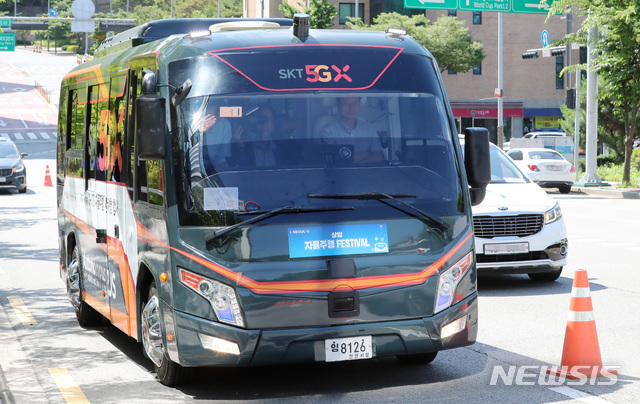 【서울=뉴시스】이영환 기자 = 22일 오전 서울 마포구 상암동 미래 모빌리티 센터 개관식에서 박원순 서울시장, 김현미 국토교통부 장관, 민원기 과학기술정보통신부 제2차관, 더불어민주당 윤관석 의원이 탑승한 5G 통신망을 활용한 자율주행차량이 상암 자율주행 페스티벌 행사장으로 향하고 있다. 2019.06.22.&nbsp; 20hwan@newsis.com
