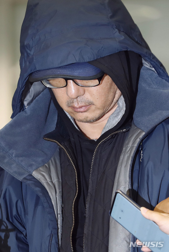 【인천공항=뉴시스】최동준 기자 = 도피 생활 중 해외에서 붙잡힌 한보그룹 정태수 회장의 넷째 아들 정한근씨가 지난 22일 인천국제공항을 통해 송환되고 있다. 정씨는 한보그룹 자회사인 동아시아가스 자금 322억원을 횡령하고 국외로 자금을 빼돌린 혐의를 받는다. 2019.06.22. photocdj@newsis.com