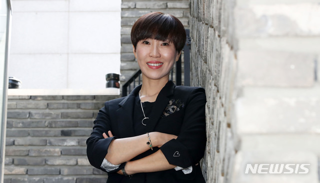 【서울=뉴시스】 고범준 기자 = '진이, 지니' 작가 정유정이 3일 오후 서울 마포구 은행나무출판사에서 뉴시스와 인터뷰를 하고 있다. 2019.06.22. bjko@newsis.com