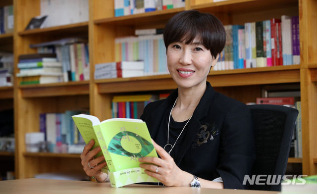 【서울=뉴시스】 고범준 기자 = '진이, 지니' 작가 정유정이 3일 오후 서울 마포구 은행나무출판사에서 뉴시스와 인터뷰에 앞서 포즈를 취하고 있다. 이날 인터뷰어는 지승호 인터뷰 전문 작가가 진행했다. 2019.06.22. bjko@newsis.com