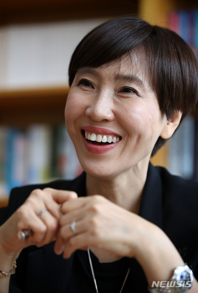 【서울=뉴시스】 고범준 기자 = '진이, 지니' 작가 정유정이 3일 오후 서울 마포구 은행나무출판사에서 뉴시스와 인터뷰를 하고 있다. 이날 인터뷰는 지승호 인터뷰 전문 작가가 진행했다. 2019.06.22. bjko@newsis.com