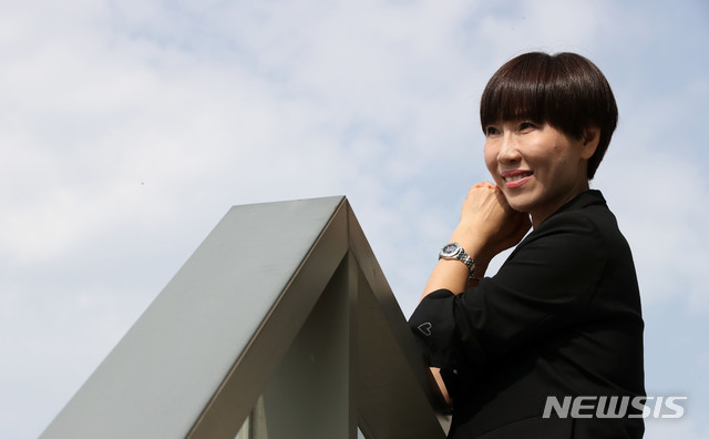 【서울=뉴시스】 고범준 기자 = 작가 정유정이 서울 마포구 은행나무출판사에서 뉴시스와 인터뷰에 앞서 포즈를 취하고 있다. 2019.06.23. bjko@newsis.com