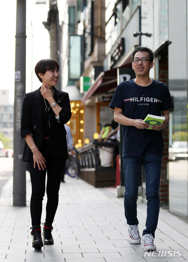 【서울=뉴시스】 고범준 기자 = '진이, 지니' 작가 정유정(왼쪽)이 3일 오후 서울 마포구 은행나무출판사에서 뉴시스와 인터뷰에 앞서 인터뷰어인 지승호 인터뷰 전문 작가와 거리를 걸으며 대화하고 있다. 2019.06.22. bjko@newsis.com