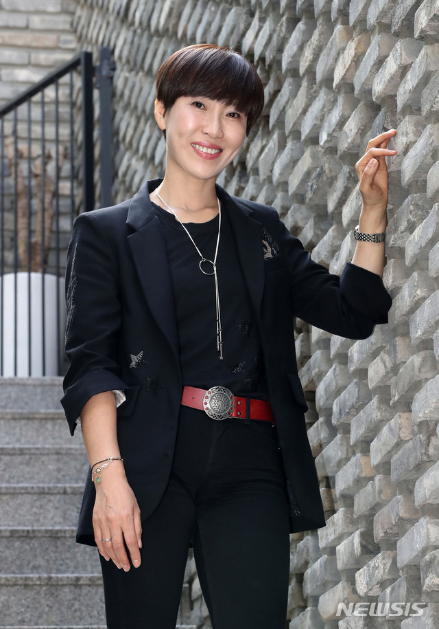 【서울=뉴시스】 고범준 기자 = '진이, 지니' 작가 정유정이 3일 오후 서울 마포구 은행나무출판사에서 뉴시스와 인터뷰에 앞서 포즈를 취하고 있다. 이날 인터뷰는 지승호 인터뷰 전문 작가가 진행했다. 2019.06.22. bjko@newsis.com