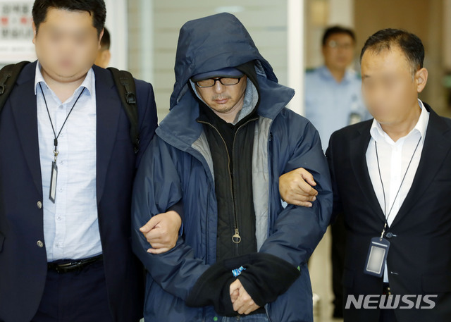 【인천공항=뉴시스】최동준 기자 = 한보그룹 정태수 회장의 넷째 아들 정한근 씨가 전날 인천국제공항을 통해 송환되고 있다.&nbsp; 2019.06.22. photocdj@newsis.com