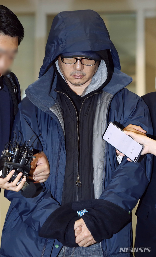 【인천공항=뉴시스】최동준 기자 = 도피 생활 중 해외에서 붙잡힌 한보그룹 정태수 회장의 넷째 아들 정한근 씨가 22일 인천국제공항을 통해 송환되고 있다. 정 씨는 한보그룹 자회사인 동아시아가스 자금 322억원을 횡령하고 국외로 자금을 빼돌린 혐의를 받는다. 2019.06.22. photocdj@newsis.com