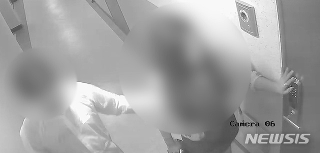 【광주=뉴시스】변재훈 기자 = 광주 서부경찰서는 22일 홀로 사는 여성의 집에 무단으로 들어가려고 한 혐의(주거침입 등)로 김모(39)씨를 구속했다고 밝혔다. 사진은 김씨(사진 왼쪽)가 지난 19일 오전 0시4분께 광주 서구 한 오피스텔에서 뒤쫓아간 여성(사진 오른쪽)의 집에 들어가려는 모습. 2019.06.22. (사진=광주경찰청 제공) photo@newsis.com