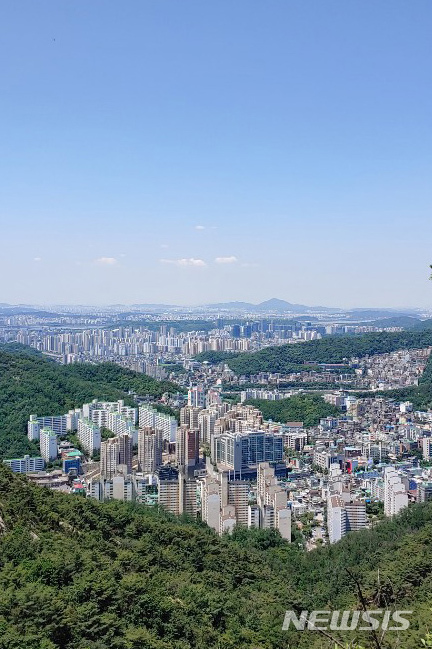 【서울=뉴시스】장세영 기자 = 맑고 화창한 날씨를 보인 22일 서울 종로구 인왕산에서 바라본 도심이 파란 하늘과 조화를 이루고 있다. 2019.06.22. photothink@newsis.com