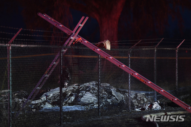 【하와이=AP/뉴시스】21일(현지시간) 하와이 오아후섬 북쪽 해변의 소형 공항인 딜링햄 공항 부근에 추락한 경비행기 잔해의 모습. 이날 발생한 경비행기 추락사고로 탑승객 9명 전원이 사망했다. 2019.06.22