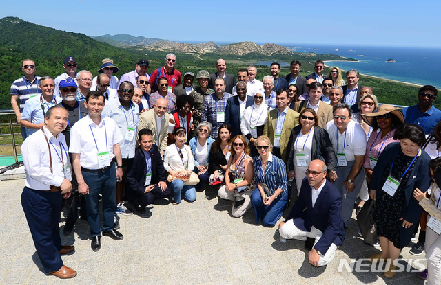 【서울=뉴시스】이영환 기자 = 강경화 외교부 장관이 주한외교단과 함께 22일 강원도 고성 DMZ 평화의길을 방문해 기념촬영을 하고 있다. 2019.06.22. (사진=외교부 제공)&nbsp; photo@newsis.com