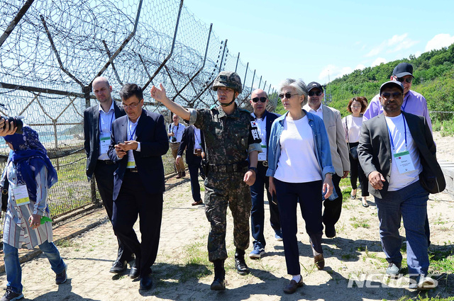 【서울=뉴시스】이영환 기자 = 강경화 외교부 장관이 주한외교단과 함께 22일 강원도 고성 DMZ 평화의길을 걷고 있다. 2019.06.22. (사진=외교부 제공) photo@newsis.com