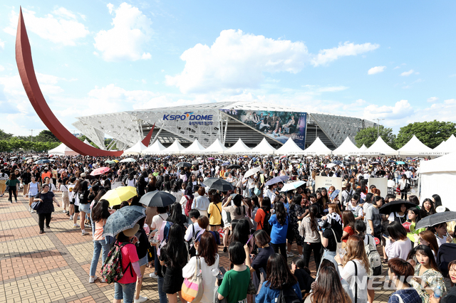 【서울=뉴시스】김병문 기자 = 방탄소년단의 글로벌 팬미팅 'BTS 5TH 머스터-매직숍'이 열리는 22일 오후 서울 송파구 올림픽공원 체조경기장 앞에서 팬들이 입장을 기다리며 줄을 서 있다. 2019.06.22.&nbsp; dadazon@newsis.com