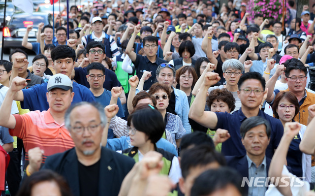 【서울=뉴시스】이영환 기자 = 22일 오후 서울 종로구 청와대 사랑채 앞에서 열린 '노동탄압 규탄! 구속자 석방! 노동개악 저지! 민주노총 결의대회'에서 참석자들이 임을 위한 행진곡을 부르고 있다. 2019.06.22. 20hwan@newsis.com