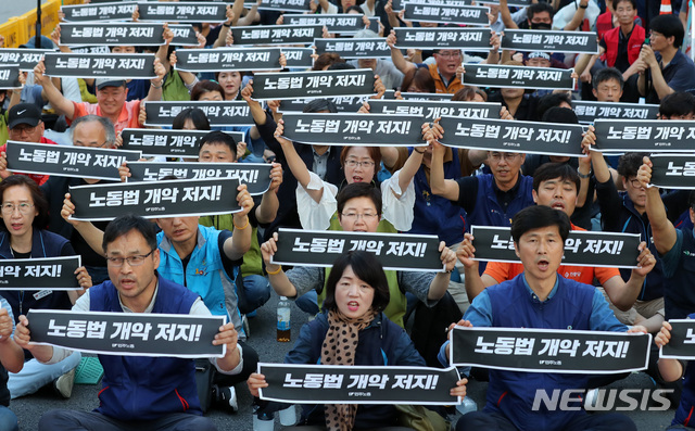 【서울=뉴시스】이영환 기자 = 22일 오후 서울 종로구 청와대 사랑채 앞에서 열린 '노동탄압 규탄! 구속자 석방! 노동개악 저지! 민주노총 결의대회'에서 김경자 민주노총 수석부위원장 등 참석자들이 구호를 외치고 있다. 2019.06.22. 20hwan@newsis.com
