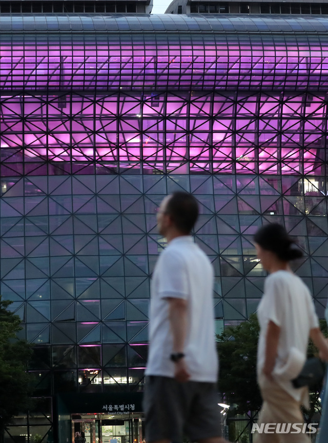 【서울=뉴시스】이영환 기자 = 그룹 방탄소년단(BTS)의 글로벌 팬미팅 'BTS 5TH 머스터-매직숍'이 진행중인 22일 오후 서울 중구 서울시청에 보라색 조명이 켜져 있다.서울시는 명예관광 홍보대사인 방탄소년단의 팬미팅 기간에 맞춰 23일까지 서울시청 신청사, N서울타워, 세빛섬 등의 시설을 보라색 경관조명으로 꾸민다. 보라색은 방탄소년단의 상징색이다. 2019.06.22. 20hwan@newsis.com