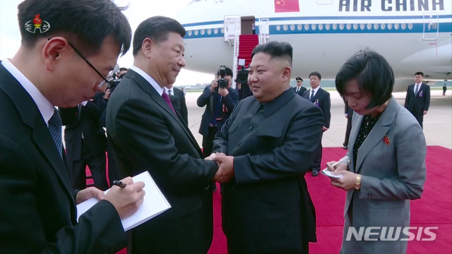 【서울=뉴시스】김정은 북한 국무위원장과 부인 리설주 여사가 평양국제비행장에서 국빈방문한 시진핑 중국 국가주석과 부인 펑리위안 여사를 환송했다. 또 이날 시진핑 내외를 태운 차가 숙소를 떠나 평양국제비행장에 이르는 도로에 평양시민들이 열렬히 환송했다며 조선중앙TV가 22일 보도했다. 2019.06.22. (사진=조선중앙TV 캡쳐) photo@newsis.com