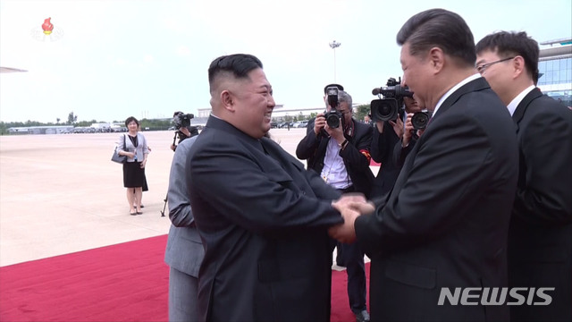 【서울=뉴시스】김정은 북한 국무위원장과 부인 리설주 여사가 평양국제비행장에서 국빈방문한 시진핑 중국 국가주석과 부인 펑리위안 여사를 환송했다. 또 이날 시진핑 내외를 태운 차가 숙소를 떠나 평양국제비행장에 이르는 도로에 평양시민들이 열렬히 환송했다며 조선중앙TV가 22일 보도했다. 2019.06.22. (사진=조선중앙TV 캡쳐) photo@newsis.com