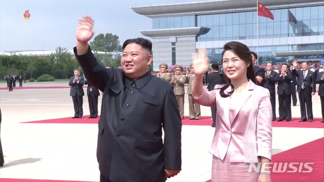 [서울=뉴시스]조선중앙TV는 2019년 6월 22일 김정은 북한 국무위원장과 부인 리설주 여사가 평양국제비행장에서 국빈방문한 시진핑 중국 국가주석과 부인 펑리위안 여사를 환송한 모습을 방영했다. (사진=조선중앙TV 캡쳐) photo@newsis.com