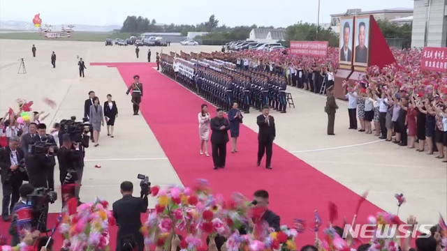 【서울=뉴시스】김정은 북한 국무위원장과 부인 리설주 여사가 2019년 6월 22일 평양국제비행장에서 국빈방문한 시진핑 중국 국가주석과 부인 펑리위안 여사를 환송했다. 2025.08.29. (사진=조선중앙TV 캡쳐) photo@newsis.com