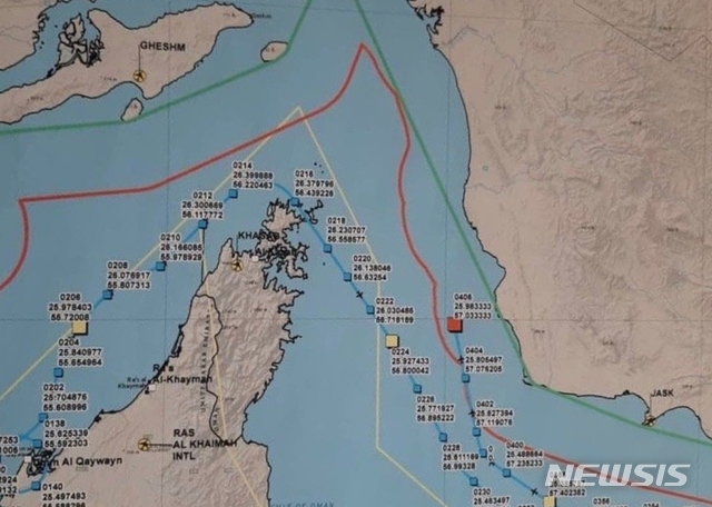 【서울=뉴시스】자바드 자리프 이란 외무장관이 22일(현지시간) 자신의 트위터를 통해 미국 무인정찰기 격추 관련 현장지도를 공개했다. 지도상 파란색 선이 무인기 이동 경로, 노란색 선이 이란 비행정보구역(FIR), 붉은색 선이 이란 영해 기준선, 초록색 선이 내수면이다. 아울러 노란색 점은 이란의 무전경고 송신지점, 붉은색 점은 격추지점이다. (사진출처=자리프 장관 트위터) 2019.06.23.