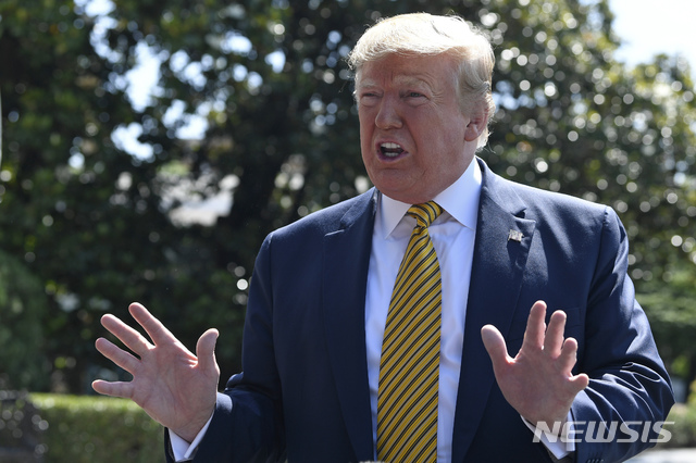 【워싱턴=AP/뉴시스】도널드 트럼프 미국 대통령이 22일(현지시간) 백악관 사우스론에서 캠프데이비드행 전용기 탑승 전 기자들과 대화하고 있다. 2019.06.23. 