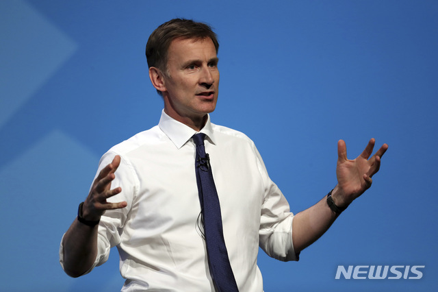 【버밍엄=AP/뉴시스】 제러미 헌트 외무장관은 26일(현지시간) BBC와의 인터뷰에서 U와의 협상장에서 성공할 가능성이 더 큰 후보로 자신을 꼽으며 보리스 존슨 전 외무장관은 "신뢰할 수 없는 사람"이라고 지적했다. 사진은 22일 버밍엄 국제컨벤션센터(ICC)에서 열린 제1차 당 선거운동에서 발언 중인 헌트 장관. 2019.06.26.