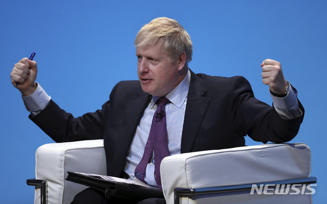 【버밍엄=AP/뉴시스】보리스 존슨 전 외무장관은 24일(현지시간) BBC와의 인터뷰에서 새로운 브렉시트 날짜인 10월31일 전 "유럽연합(EU)와 새로운 합의안을 체결할 수 있다"며 자신감을 보였다. 사진은 지난 22일 버밍엄에서 열린 보수당 대표 선거 운동에서 발언 중인 존슨 전 장관. 2019.06.25.