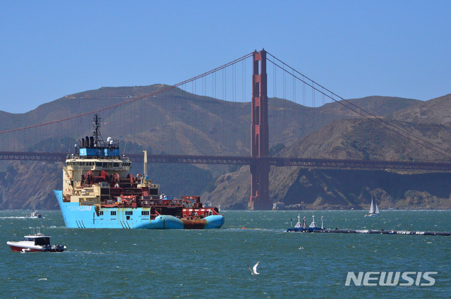 【샌프란시스=AP/뉴시스】22일(현지시간) 네덜란드 비영리 재단 '오션 클린업 프로젝트'는 태평양에 떠다니는 거대한 규모의 플라스틱 쓰레기를 치우는 프로젝트가 중단된지 4개월만에 재개됐다고 밝혔다. 작년 9월8일 이 재단이 개발한 해양 쓰레기 수거장치를 운송하는 선박이 미국 샌프란시스코의 금문교를 인근을 지나가고 있다. 2019.06.23 