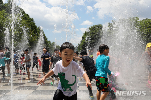 【서울=뉴시스】박주성 기자 = 서울 낮 기온이 30도를 웃도는 가운데 지난 23일 오후 서울 성동구 서울숲 분수대에서 어린이들이 물놀이를 즐기고 있다. 2019.06.23. park7691@newsis.com