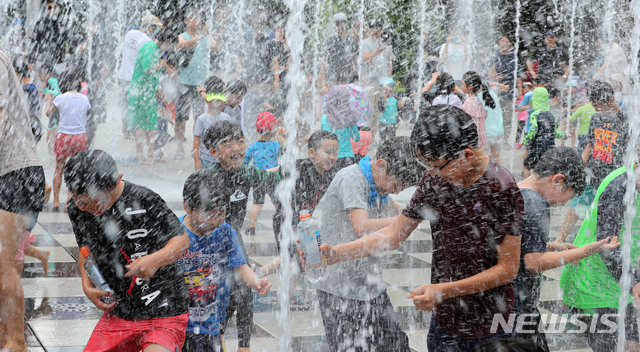 【서울=뉴시스】박주성 기자 = 서울 낮 기온이 30도를 웃도는 가운데 지난 23일 오후 서울 성동구 서울숲 분수대에서 어린이들이 물놀이를 즐기고 있다. 2019.06.23. park7691@newsis.com