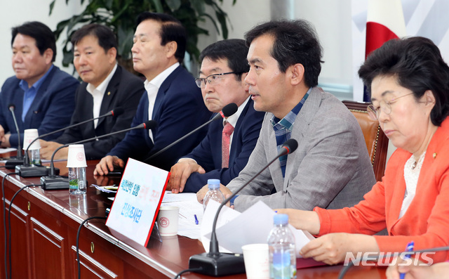 【서울=뉴시스】이종철 기자 = 23일 서울 여의도 국회에서 열린 자유한국당 북한선박입항 은폐조작 진상조사단 2차 회의에서 진상조사단장인 김영우 의원이 모두발언을 하고 있다. 2019.06.23. jc4321@newsis.com