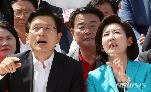 【서울=뉴시스】이종철 기자 = 23일 서울 여의도 국회 본청 앞 계단에서 열린 자유한국당의 구멍난 군사경계! 청와대 은폐조작! 文정권 규탄대회에서 황교안 대표와 나경원 원내대표가 목소리를 높이고 있다. 2019.06.23. jc4321@newsis.com