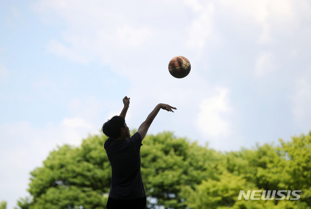 【서울=뉴시스】박미소 기자 = 전국 대부분 지역이 미세먼지 좋음과 보통 수준을 기록한 지난 23일 오후 서울 송파구 올림픽공원에서 한 시민이 농구를 하고 있다. 2019.06.23. misocamera@newsis.com