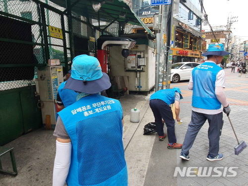 【서울=뉴시스】서울 관악구 샤로수길 일대에서 담배꽁초 무단투기 근절을 위해 계도 및 홍보 활동을 하고 있는 모습. 2019.06.24. (사진=서울시 제공)