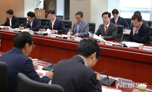 【홍성=뉴시스】양승조 충남지사가 간부회의를 주재하고 있다.