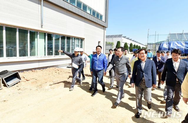 【인천=뉴시스】 김민수 기자 = 박남춘 인천광역시장이 수돗물 정상화와 관련해 23일 인천 서구 공촌정수장을 방문해 고도정수처리시설 건설 현장을 살펴보고 있다. 2019.06.24. (사진=인천시 제공) kms0207@newsis.com