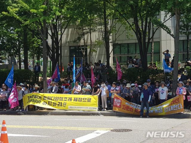 【부천=뉴시스】부천시 기독교총연합회, 전국학부모살리기연합, 교육희망연대 등 65개 사회단체로 구성된 부천동성애대책시민연대(공동대표 박경미)는 24일 오전 11시30분 부천시의회 앞에서 "부천시의회 의원들은 문화다양성이라는 허울로 시민을 속이지 말고 동성애와 무슬림 수용의 문을 여는 조례와 행정들을 철회하라"고 주장했다. 2019.6.24. jih@newsis.com 