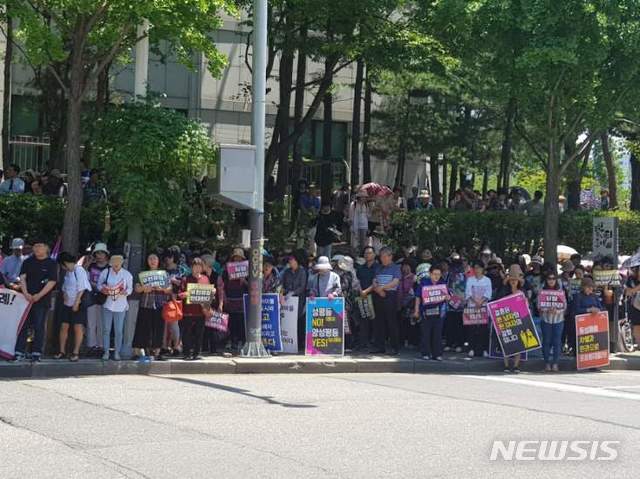 【부천=뉴시스】부천시 기독교총연합회, 전국학부모살리기연합, 교육희망연대 등 65개 사회단체로 구성된 부천동성애대책시민연대(공동대표 박경미)는 24일 오전 11시30분 부천시의회 앞에서 "부천시의회 의원들은 문화다양성이라는 허울로 시민을 속이지 말고 동성애와 무슬림 수용의 문을 여는 조례와 행정들을 철회하라"고 주장했다. 2019.6.24. jih@newsis.com