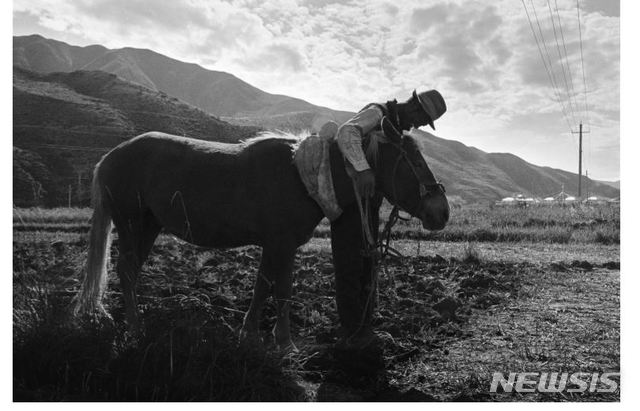 【서울=뉴시스】박노해 사진전, 하루 일을 마치는 인사