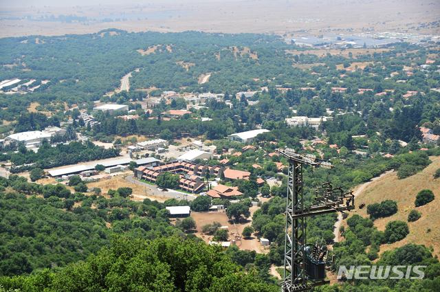 【골란고원=뉴시스】 채정병 기자 = 지난해 6월23일(현지시간) 1967년 제3차 중동전쟁(6일 전쟁) 당시 이스라엘이 시리아로부터 빼앗은 골란고원에 한 유대인 정착촌이 조성되어 있다.이곳은 면적 1800㎢, 해발고도 1000m가 넘는 갈릴리 호수 동쪽의 전략적 요충지로 현재 이스라엘이 실효 지배하고 있지만 국제사회는 국제법에 반하는 이곳을 이스라엘의 영토로 인정하지 않고 있다. 지난 3월 25일 도널드 트럼프 미국 대통령의 골란고원에 대한 이스라엘 주권 인정 서명과 최근 트럼프 고원 정착촌 명명 등으로 중동과 국제사회의 비난을 사고 있다. 2020.1208chae0191@newsis.com