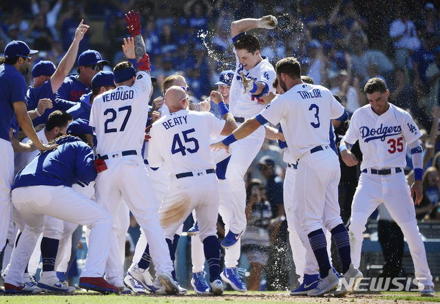【로스앤젤레스(미국)=AP/뉴시스】 LA 다저스 선수들이 24일(한국시간) 9회말 터진 윌 스미스의 끝내기 홈런으로 승리한 뒤 기뻐하고 있다.