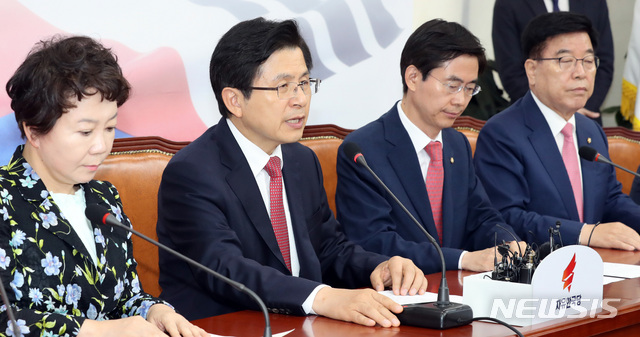 【서울=뉴시스】 박영태 기자 = 24일 오전 서울 여의도 국회에서 열린 자유한국당 최고위원회의에서 황교안 대표가 발언하고 있다. 2019.06.24.since1999@newsis.com