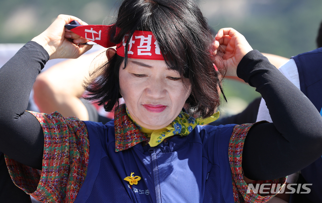 【서울=뉴시스】박진희 기자 = 민주노총 조합원들이 24일 청와대 사랑채 앞에서 문재인 정부 노동탄압 규탄과 민주노총 대응 투쟁 계획 발표 기자회견를 하고 있다. 2019.06.24.&nbsp;&nbsp; pak7130@newsis.com 